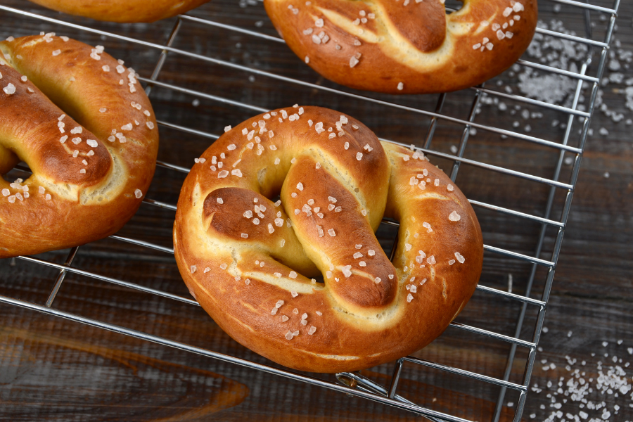 What to eat with bratwurst! These delicious, quick side dishes will turn a basic brat and sauerkraut dinner into something spectacular!