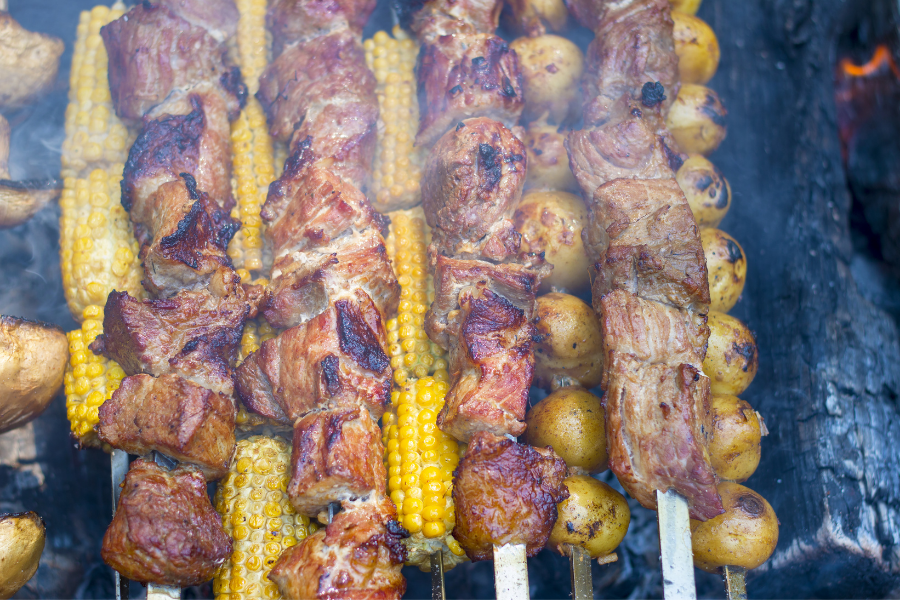 What to serve with corn on the cob for dinner! Here are the perfect meals and side dishes that pair well with corn on the cob.