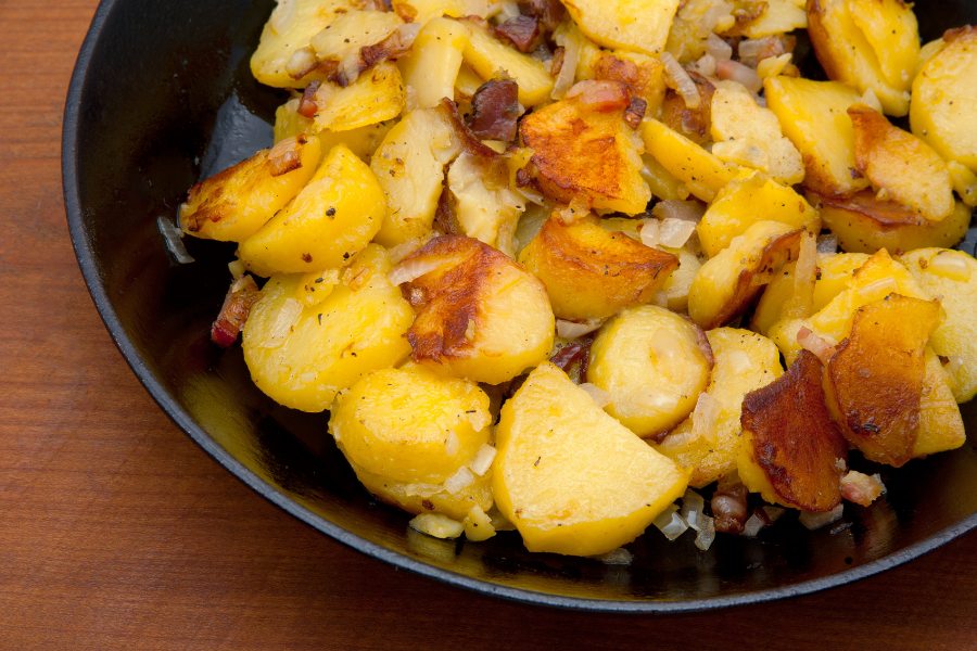 What to eat with cornbread! Here are the best dishes and meals that go with cornbread. It’s not just for chili anymore!