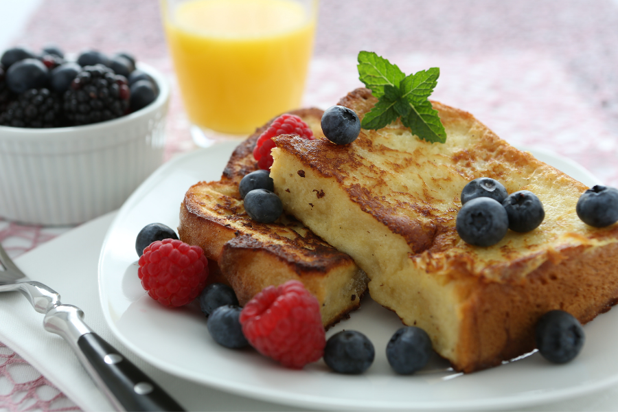 What to eat with cornbread! Here are the best dishes and meals that go with cornbread. It’s not just for chili anymore!