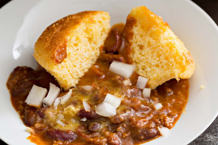 What to eat with cornbread! Here are the best dishes and meals that go with cornbread. It’s not just for chili anymore!